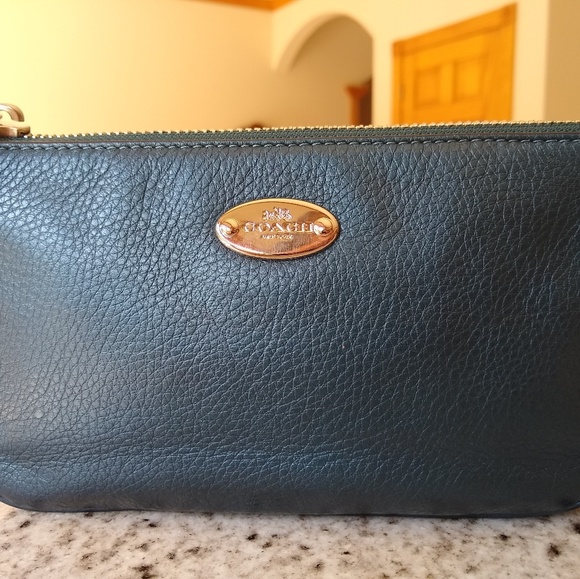 NWT COACH Pebbled Leather Large Wristlet 19 F53340